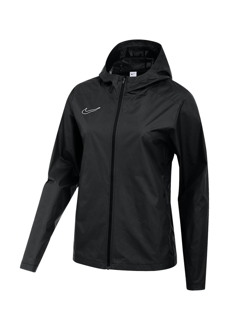 Giacca Nike nera con cappuccio, dotata di zip frontale, maniche lunghe e logo Nike bianco sul lato sinistro del petto. Materiale liscio e leggero.