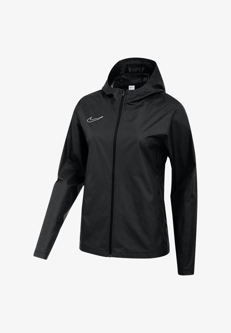 Zwarte Nike jas met capuchon, voorzien van een ritssluiting aan de voorkant, lange mouwen en een wit Nike-logo op de linkerborst. Glad, lichtgewicht materiaal.