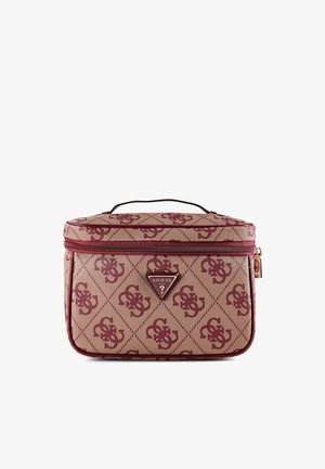 Rechthoekige beige en bordeauxrood patroon Guess make-uptas met bovenhandvat, ritssluiting en vooraan een driehoekige logo patch.