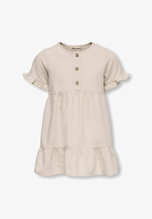 Lysbeige kjole med korte, flæserede ærmer, rund halsudskæring, tre knaplukninger foran, og en lagdelt flæse for neden.