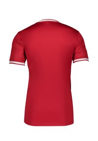 Rood T-shirt met korte mouwen van een solide textuur, voorzien van een witte geribde kraag en manchetten, en subtiele mesh-details op de mouwen.