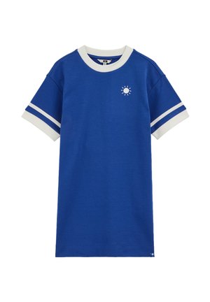 Camiseta azul de manga corta con ribete blanco en el cuello y los puños, doble franjas blancas en las mangas y un pequeño gráfico de sol en el pecho izquierdo.