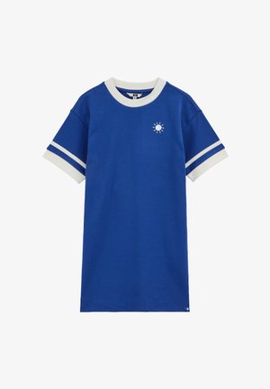 Modré tričko s krátkym rukávom s bielym lemovaním na golieri a manžetách, bielymi dvojitými pruhmi na rukávoch a malou grafikou slnka na ľavej strane na hrudi.