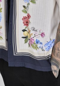 SIKSILK RESORT - Cămașă - ecru