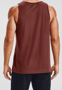 Bordowy, bezrękawnik wykonany z miękkiego materiału, z okrągłym dekoltem i logo z tyłu, z prostym dołem i luźnym krojem.