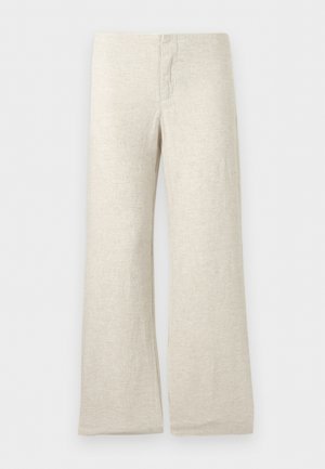 Pantalon beige en lin à jambes larges avec une ceinture plate et un détail de braguette cousue, présenté sur un fond blanc uni.
