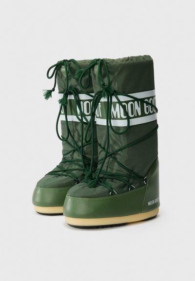 Zielone ocieplane buty z gładką plastikową podeszwą, materiałową górą, regulowanym sznurowaniem oraz białą marką "MOON BOOT" na centralnej taśmie.
