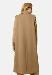 MADELEINE MIT KUSCHELIGEM ÄRMELLOSE IM LOOK - Weste - caramel