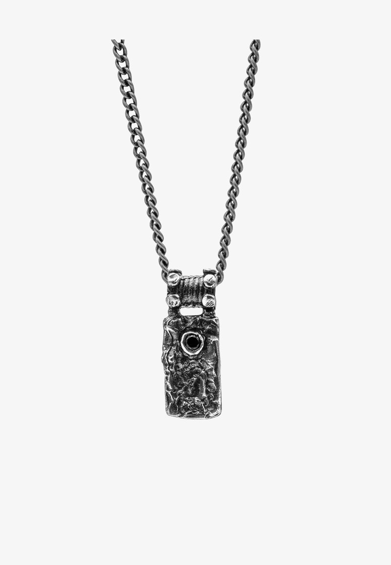 Hõbedatooni ripats paksul ketil, millel on ristkülikukujuline, tekstuuriga disain, keskel ümmargune detail ja ebaühtlane pinda.