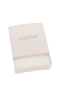 Scatola rettangolare bianca con un coperchio curvo che mostra la parola "amor" in oro. La scatola ha una superficie liscia e un interno vuoto.