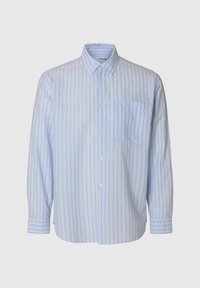 Camicia a maniche lunghe blu chiaro con sottili righe verticali bianche. Presenta un colletto con bottoni e una tasca frontale singola. Tessuto in cotone.
