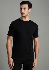 Tricou negru cu guler rotund, fabricat dintr-un material neted. Mâneci scurte și o formă ajustată, cu un design simplu și fără modele sau accente vizibile.