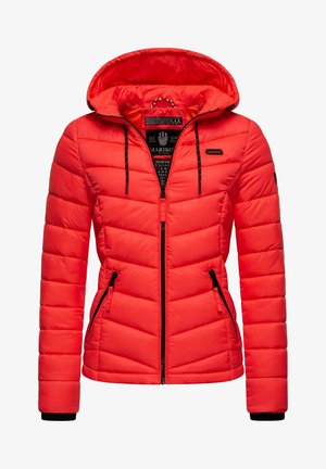 Giacca a vento rossa con cappuccio, dotata di zip frontale, accessori neri, polsini elasticizzati e motivo a righe diagonali. Due tasche laterali.