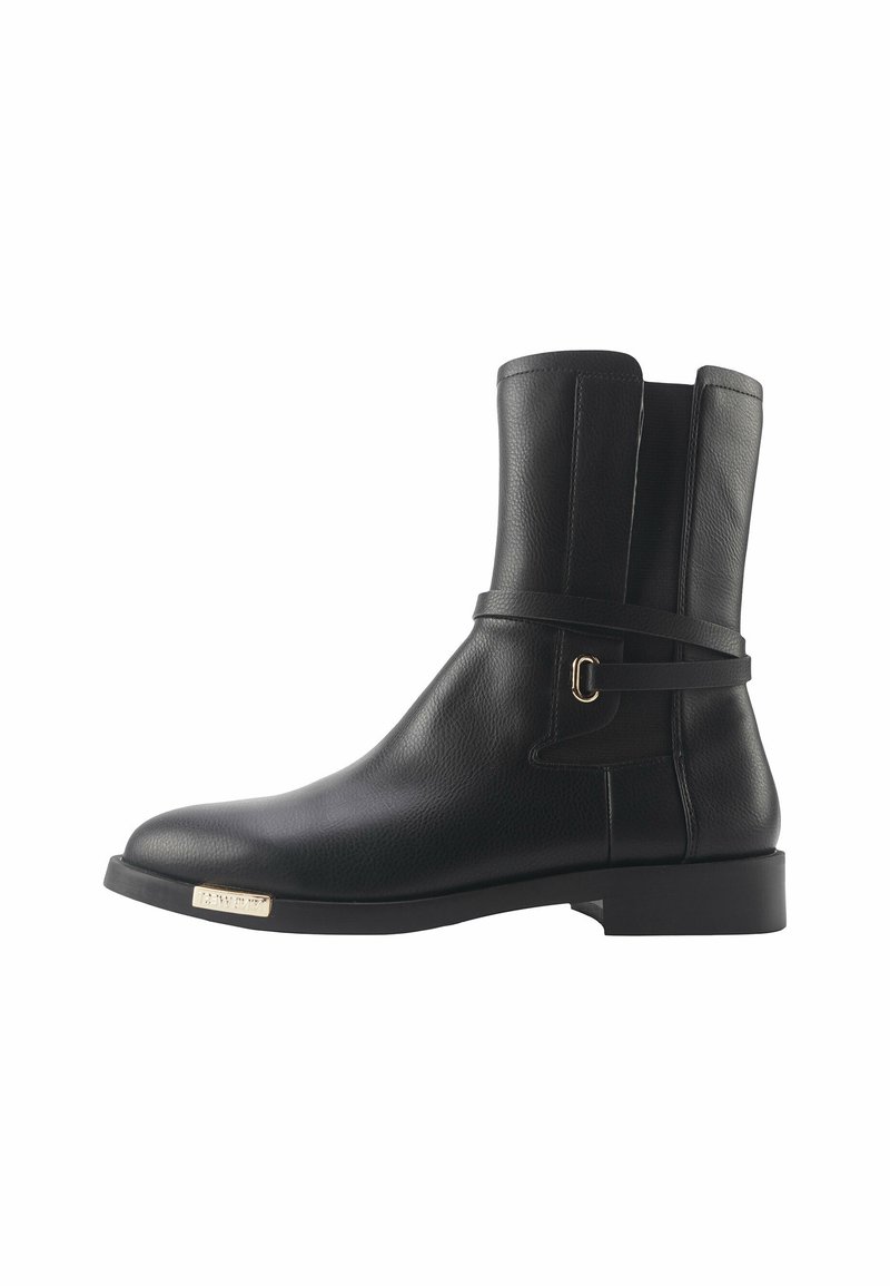 Botte cheville en cuir noir avec un bout rond, une sangle latérale avec une quincaillerie dorée et une finition lisse sur une semelle plate.