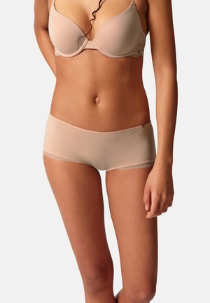 Beiges Dessous-Set mit einem glatten, mit Spitze verzierten BH mit vorgeformten Cups und bequemen Boyshorts, hergestellt aus einem weichen, dehnbaren Material.