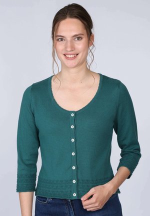 Türkisfarbener Strickcardigan mit Dreiviertelärmeln, Rundhalsauschnitt und weißen Knöpfen. Texturierte Details an den Bündchen und dem Saum.