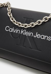 Calvin Klein Jeans SCULPTED FLAP - Torba preko tijela - fashion black