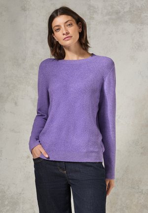 Pull en tricot violet avec une texture côtelée et un motif en chevron, muni d'un col rond et de manches longues. Assorti à un jean foncé.