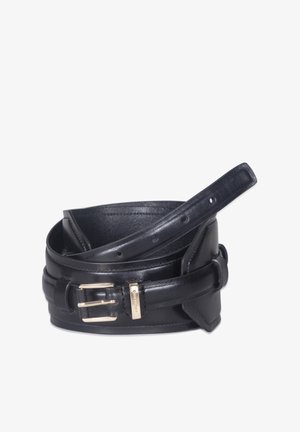 Ceinture en cuir noir enroulée avec boucle en métal doré et passant rectangulaire, plusieurs trous de réglage, présentée sur fond blanc.
