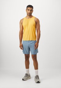 HOKA GLIDE SHORT - Kratke hlače 2-u-1 - shadow