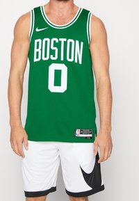 Zelený basketbalový dres s nápisem "BOSTON" bílými písmeny a číslem "0". Disponuje texturovanou tkaninou, pruhovaným výstřihem a označením NBA. Bílé šortky s černými akcenty.