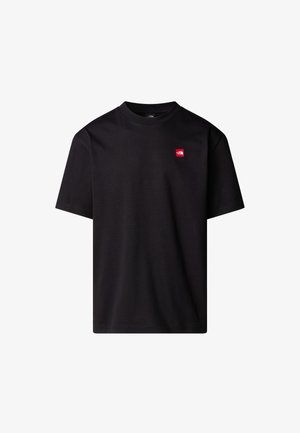 Schwarzes Baumwoll-T-Shirt mit kurzen Ärmeln, Rundhalsausschnitt und einem kleinen roten Logopatch auf der linken Brustseite. Glatte Textur, normale Passform.