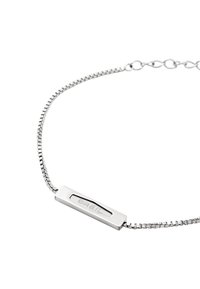 Stříbrný náramek s řetízkem s obdélníkovým centrálním přívěskem s vyrytým detailem, hladkým povrchem a flexibilním, proplétaným designem řetězu.