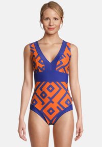 Maillot de bain une pièce en orange et bleu. Présente un motif géométrique, un décolleté en V et de larges bretelles. Tissu lisse et extensible.