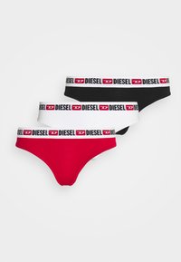 Trois paquets de culottes bikini en coton de couleur rouge, blanche et noire, chacune avec une ceinture élastique de marque portant le logo "DIESEL".