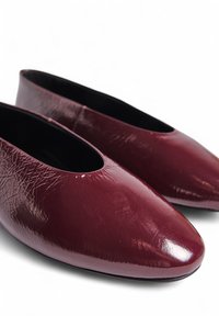 Ballerines en cuir bordeaux avec un bout pointu, présentant une finition texturée et un design à col ouvert. Extérieur lisse et brillant. Semelle antidérapante.