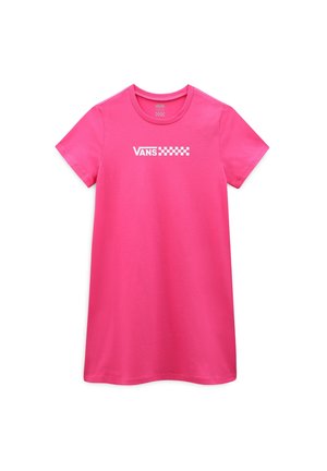 Jaskraworóżowy t-shirt z krótkim rękawem, białym logo Vans i szachownicą na klatce piersiowej, rozłożony na białym tle.