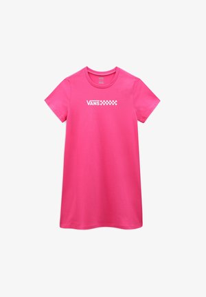 Jaskraworóżowy t-shirt z krótkim rękawem, białym logo Vans i szachownicą na klatce piersiowej, rozłożony na białym tle.