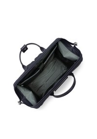 Sac rectangulaire bleu marine avec deux poignées, large ouverture zippée et plusieurs compartiments internes pour un rangement organisé.