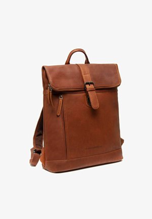 Mochila de cuero marrón con tapa plegable, correas ajustables, bolsillo frontal con cremallera y superficie texturizada para mayor durabilidad.