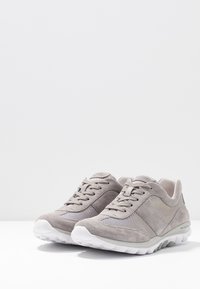 Graue Wildleder- und Mesh-Sneaker mit Schnürung, Gummisohle, strukturierten Akzenten und abgerundeter Zehenpartie. Leicht und atmungsaktiv.