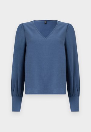 Modrá blúzka s V-výstrihom, dlhými balónovými rukávmi a mäkkou, textúrovanou látkou. Má priliehavé manžety a voľný strih.
