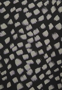 Czarny materiał z teksturowanym wzorem nieregularnych kształtów przypominających pociągnięcia pędzla w jasnoszarym i lawendowym. Odpowiedni do różnych zastosowań tekstylnych.