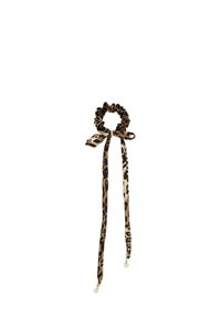 Satin-Haargummi im Leopardenmuster mit zwei langen Bändern, verziert mit goldenen Akzenten an den Enden und einem gerafften Textur.