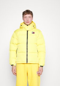 Tommy Jeans ALASKA  - Piumino - warm yellow