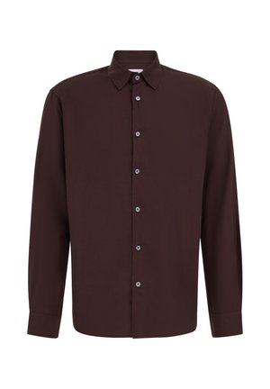 Tumepruun, meeste pikkade varrukatega nööbitav särk terava kraega ja nööbitavate mansettidega, valgel taustal.