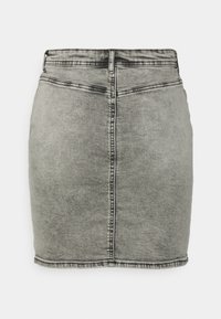 Šedá denimová mini sukně s přiléhavým střihem, která se může pochlubit klasickým pětitkovým designem a švy na zadním středu.