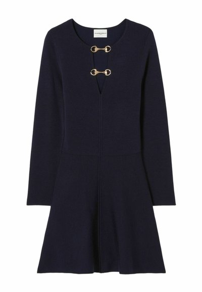 Abito lavorato a maglia blu navy con scollatura a V, dettagli in metallo dorato, maniche lunghe e orlo svasato. Tessuto morbido, design semplice.