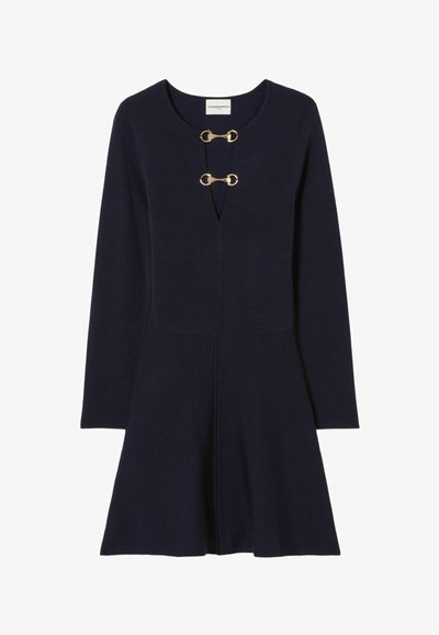 Abito lavorato a maglia blu navy con scollatura a V, dettagli in metallo dorato, maniche lunghe e orlo svasato. Tessuto morbido, design semplice.