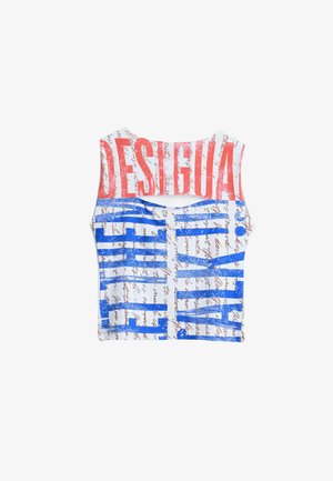 Top scurt alb, cu text roșu și albastru în fonturi variate, având o deschidere la spate și o textură ușor asemănătoare cu scrisul de mână.