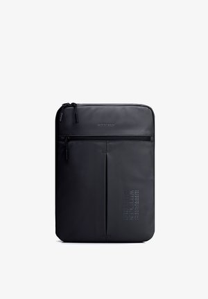 Funda para portátil negra rectangular con dos bolsillos con cremallera y la marca "WITTCHEN" en la parte frontal.