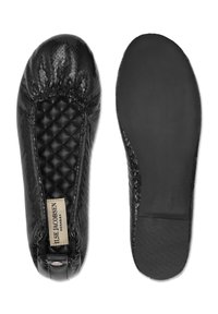 Czarne baleriny z fakturą, z pikowanym wkładanym spodem i beżową metką, widoczne z góry oraz od spodu na białym tle.