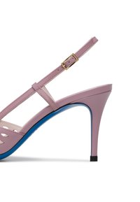 Sandalo con tacco alto rosa ad effetto verniciato, con design a ritaglio, cinturino alla caviglia regolabile, fibbia dorata e suola blu a contrasto.