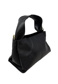 Czarna torebka ze skóry ziarnistej z szerokim paskiem i złotymi elementami, przedstawiona pod lekkim kątem na białym tle.