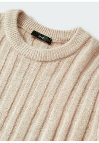 Pull côtelé rose clair avec un col rond, un motif texturé et un tissu en maille douce. Étiquette visible sur le col intérieur.
