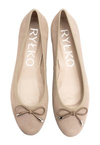 Beżowe zamszowe baleriny z okrągłym noskiem, ozdobną kokardą i srebrnymi akcentami. Miękka wyściółka i minimalistyczny design.